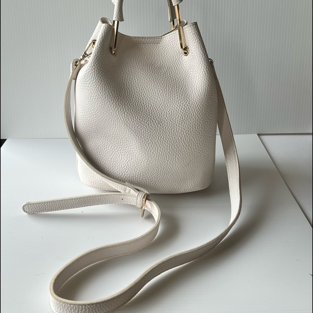 Hobo bucket leather handbag